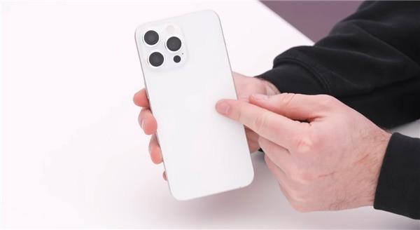 外观定了?iPhone 15 Pro Max机模上手:1.57mm超窄边框、Type休闲区蓝鸢梦想 - Www.slyday.coM 外观定了?iPhone 15 Pro Max机模上手:1.57mm超窄边框、Type休闲区蓝鸢梦想 - Www.slyday.coM