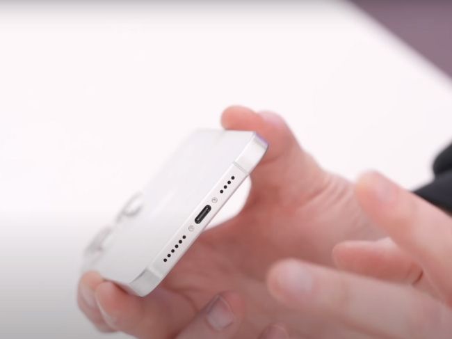 苹果iPhone 15 Pro Max最新机模上手:Type休闲区蓝鸢梦想 - Www.slyday.coM 苹果iPhone 15 Pro Max最新机模上手:Type休闲区蓝鸢梦想 - Www.slyday.coM