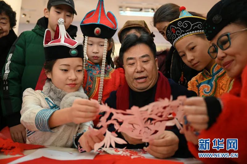 中国剪纸国家级代表性传承人段建珺在展览现场展示剪纸技艺。新华网发（王雪冰 摄）
