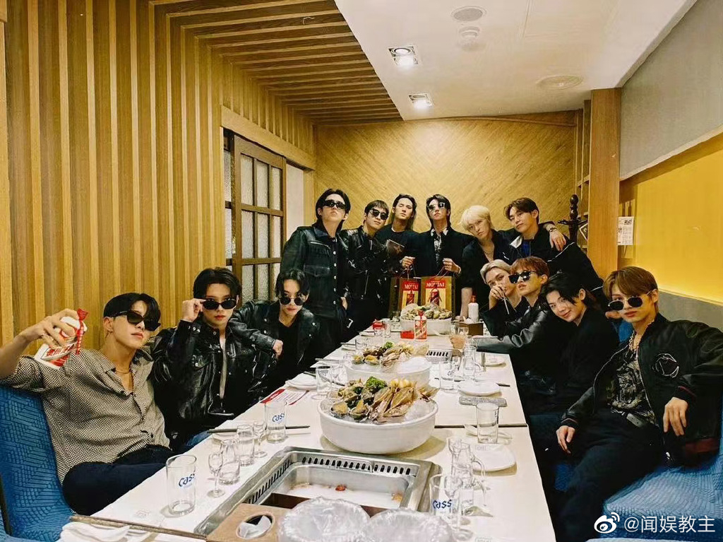 我和几个朋友一起去一个朋友家吃饭吃完饭,回来后他们又一起吃...