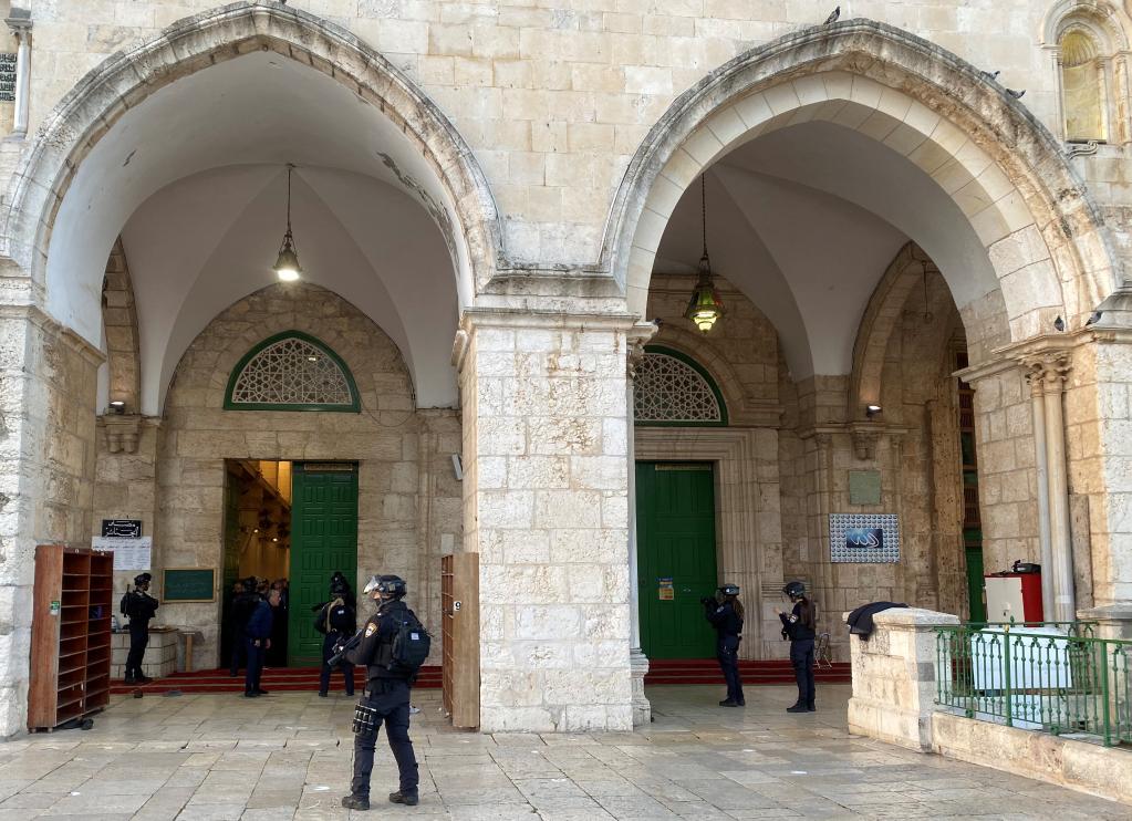 4月5日，以色列警察在耶路撒冷老城阿克薩清真寺執勤。新華社發（穆阿邁爾·阿瓦德攝）