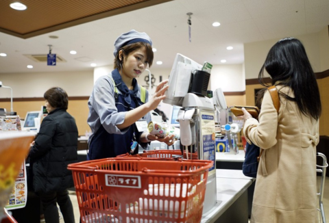 日本今年七成食品和日用品企业将涨价 民众负担或加重