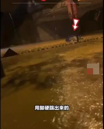 暴雨车内被淹死（福建暴雨:男子开车被淹踹车门逃，开车被困水中需要注意什么？）