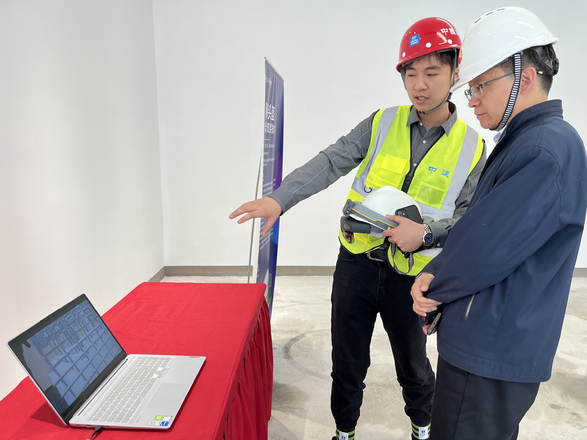现场工作人员正在给观摩人员介绍MR头盔。新京报记者 徐美慧 摄