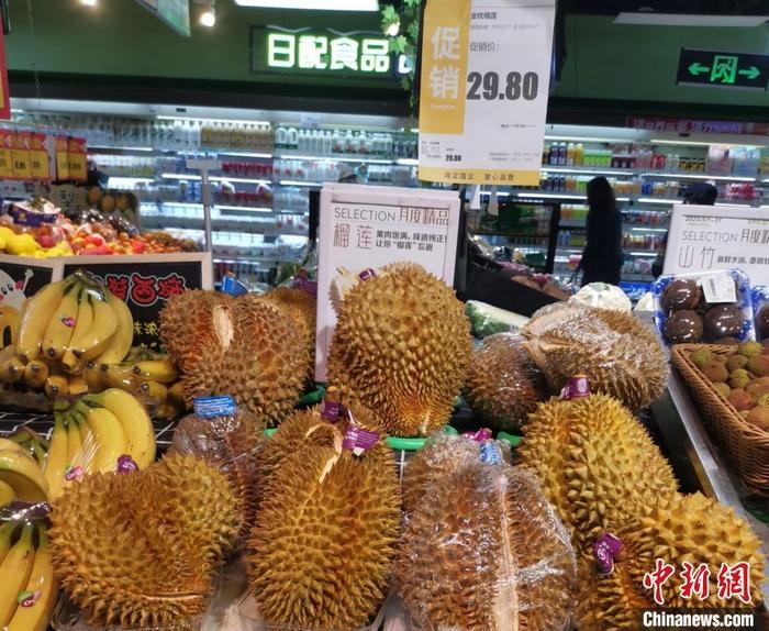 北京某超市內售賣的榴蓮正在促銷。 中新網記者 謝藝觀 攝
