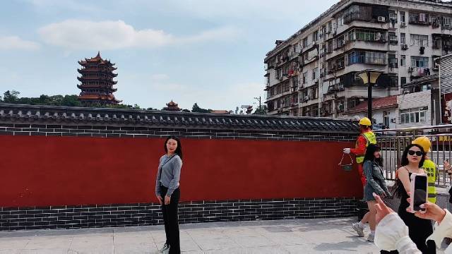 武汉是懂浪漫的，故宫同款红墙，你确定不来打卡嘛？