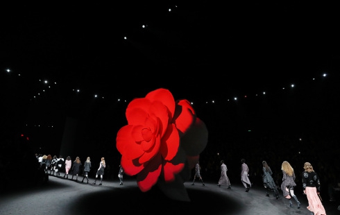 抢头等舱抢铂金包,欧美有钱人正在撑起消费半边天?