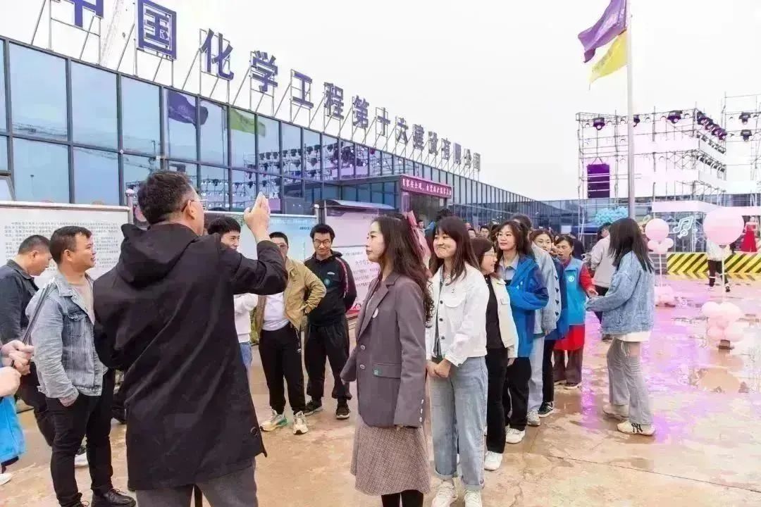 在塔吊林立、工程车穿梭的十六化建项目施工现场这个被多彩气球装扮的浪