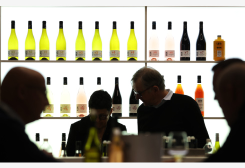 抢头等舱抢铂金包,欧美有钱人正在撑起消费半边天?