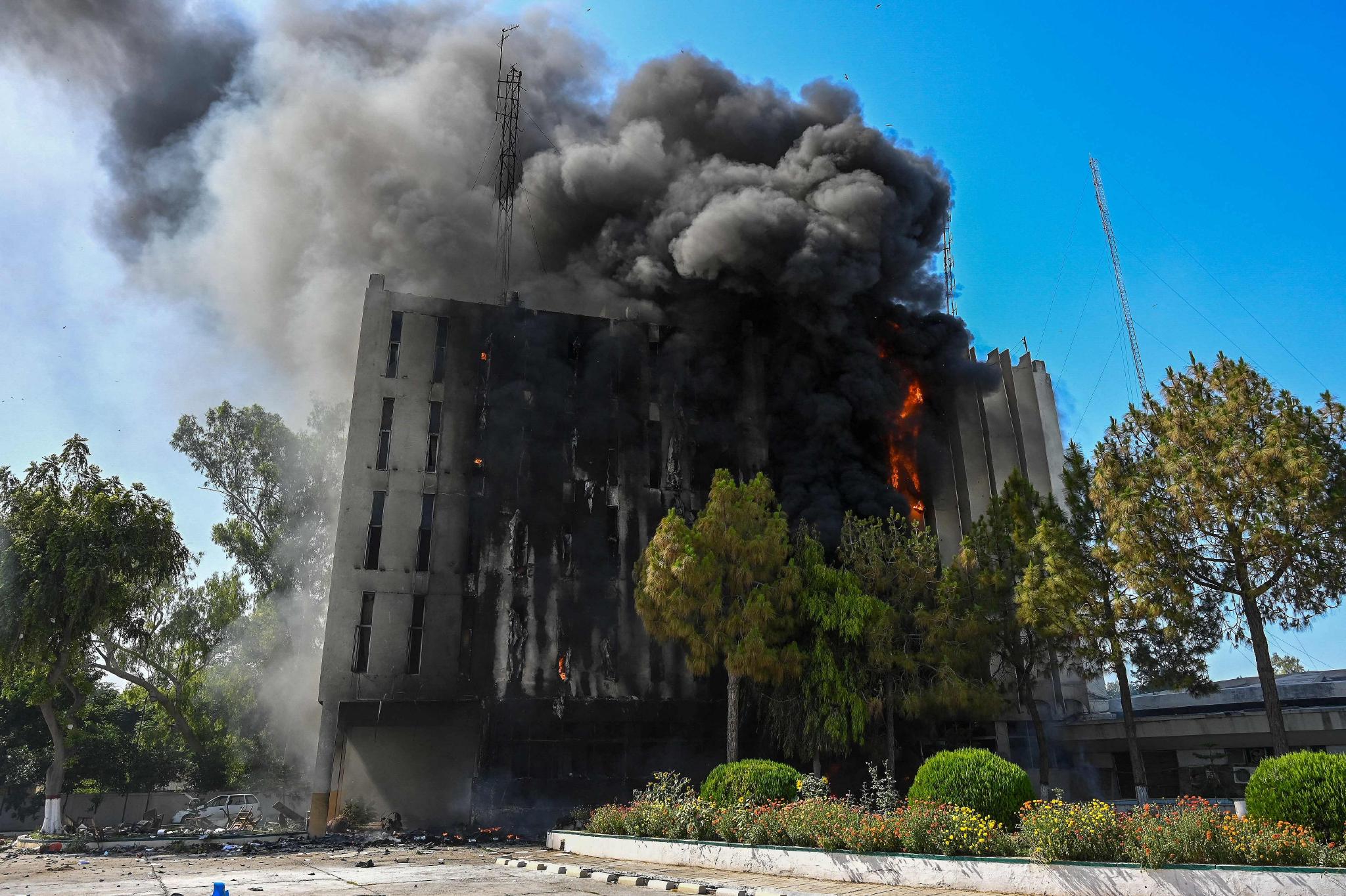 当地时间2023年5月10日，巴基斯坦白沙瓦，巴基斯坦前总理伊姆兰·汗的支持者在抗议时点燃了一座大楼，浓烟滚滚。图/视觉中国