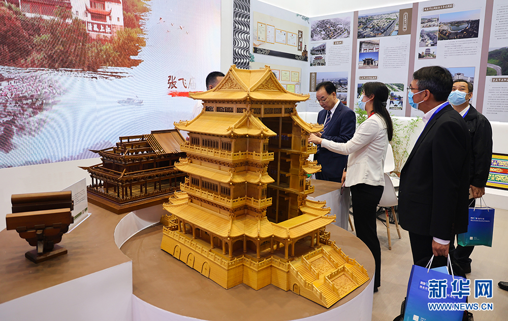 　　嘉宾参观湖北省建筑业高质量发展成就展览。新华网连迅摄