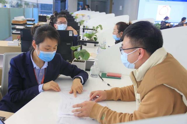 临港新片区行政服务中心办事大厅现场。受访者供图