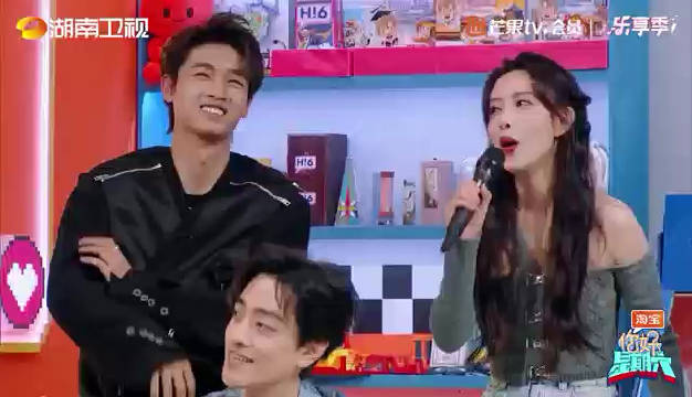 社死现场：大蛇偷入家中吃老鼠后，慌不择路被卡管道，...