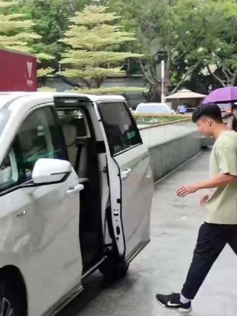 粉丝投稿，苏神今日现身广州某活动现场……