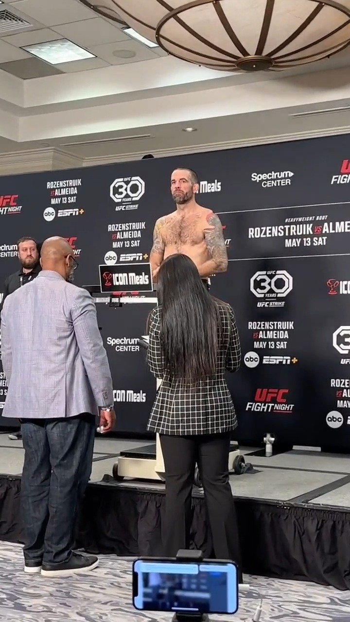 UFC Charlotte正式称重，“不朽”马特布朗(Matt Brown)：170磅UFC马特布朗_新浪新闻
