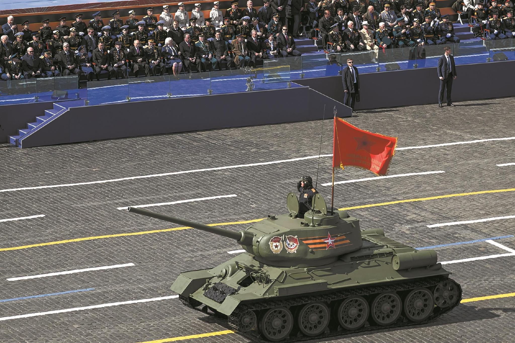 俄罗斯红场阅兵彩排 武器装备在大街上集结 - 中国军网