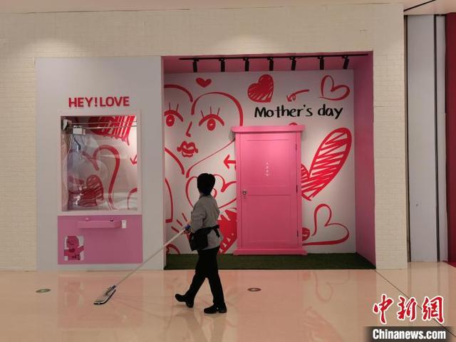 一位女士觀看鄭州一商場的母親節主題展陳。 韓章雲 攝