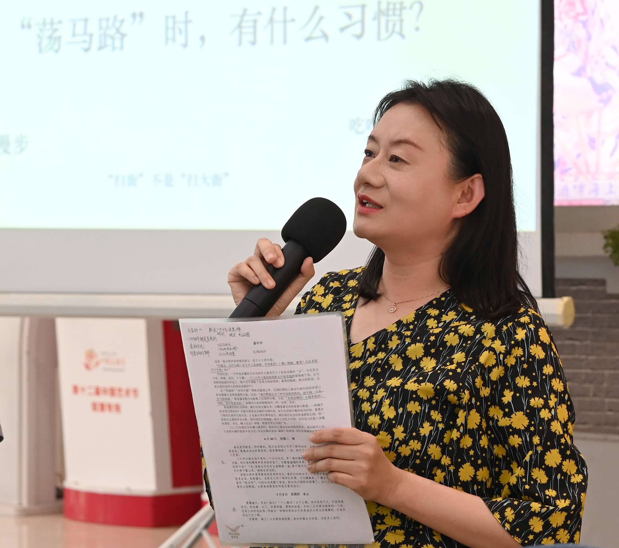 2023年5月14日,作家指间沙在《上海相册》展览分享会现场。澎湃新闻记者 吴栋 图