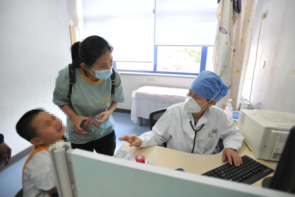 圖為一名患兒正在北京兒童醫院就診。（北京兒童醫院供圖）