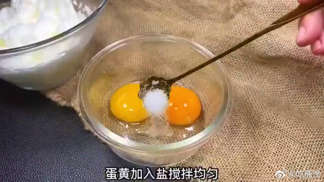 用三颗鸡蛋就能做的舒芙蕾，免烤箱版哦