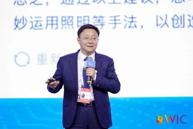 刘庆峰在第七届智能大会上发言 。世界智能大会供图