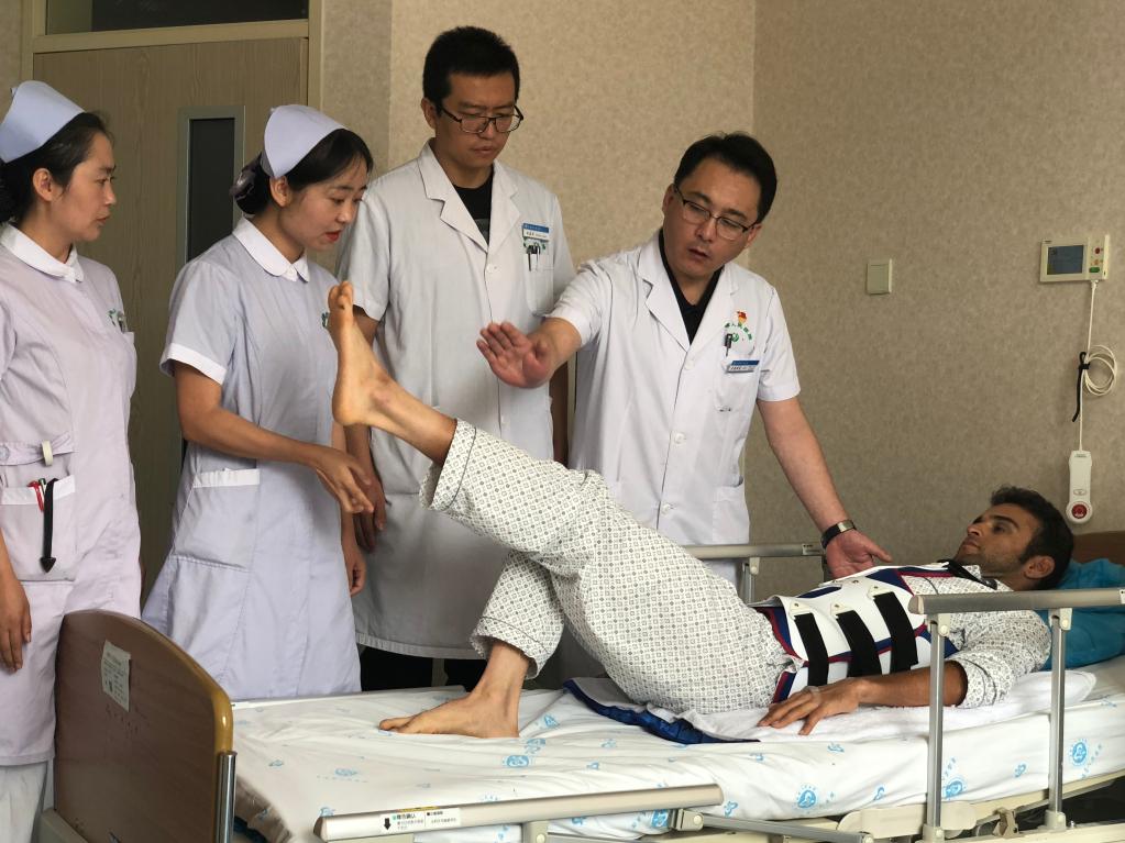 青海省人民醫院骨四病區主任醫師索南昂秀（左四）正在為患者做檢查。（受訪者供圖）