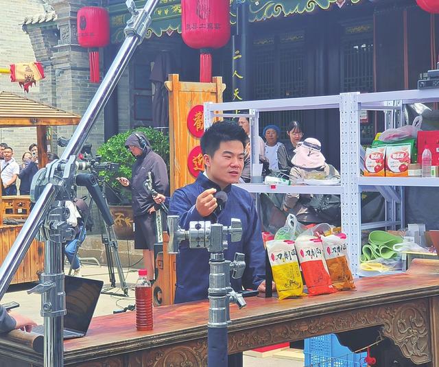 “东方甄选”主播董宇辉直播推介“山西好物”。本报记者郝薇摄