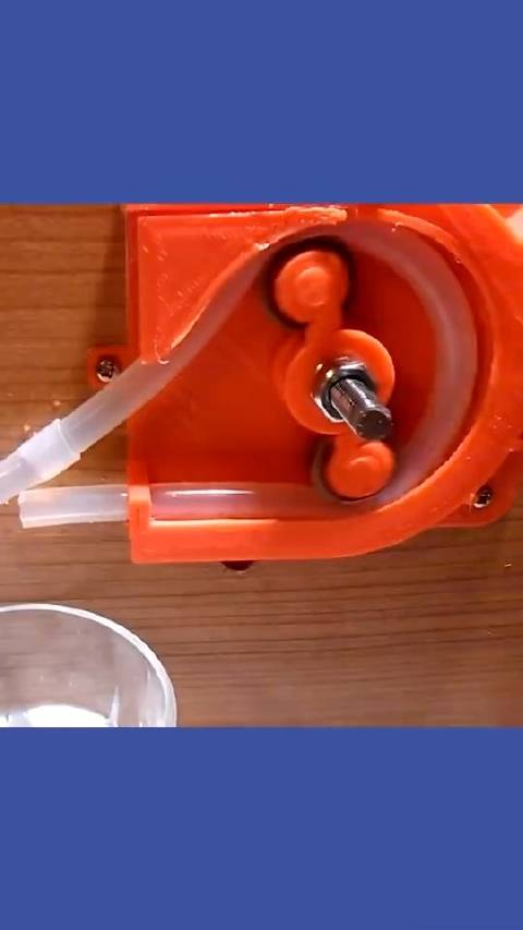 什么是“蠕动泵”，滚轮旋转就能抽出液体，它是怎么工作的