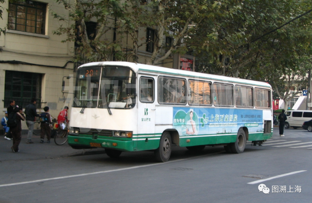 201路SK6104HP型公共汽车，威海路（Aizome 摄）
