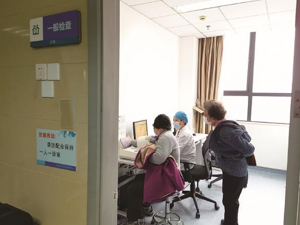 浦江鎮社區衛生服務中心內老人在體檢