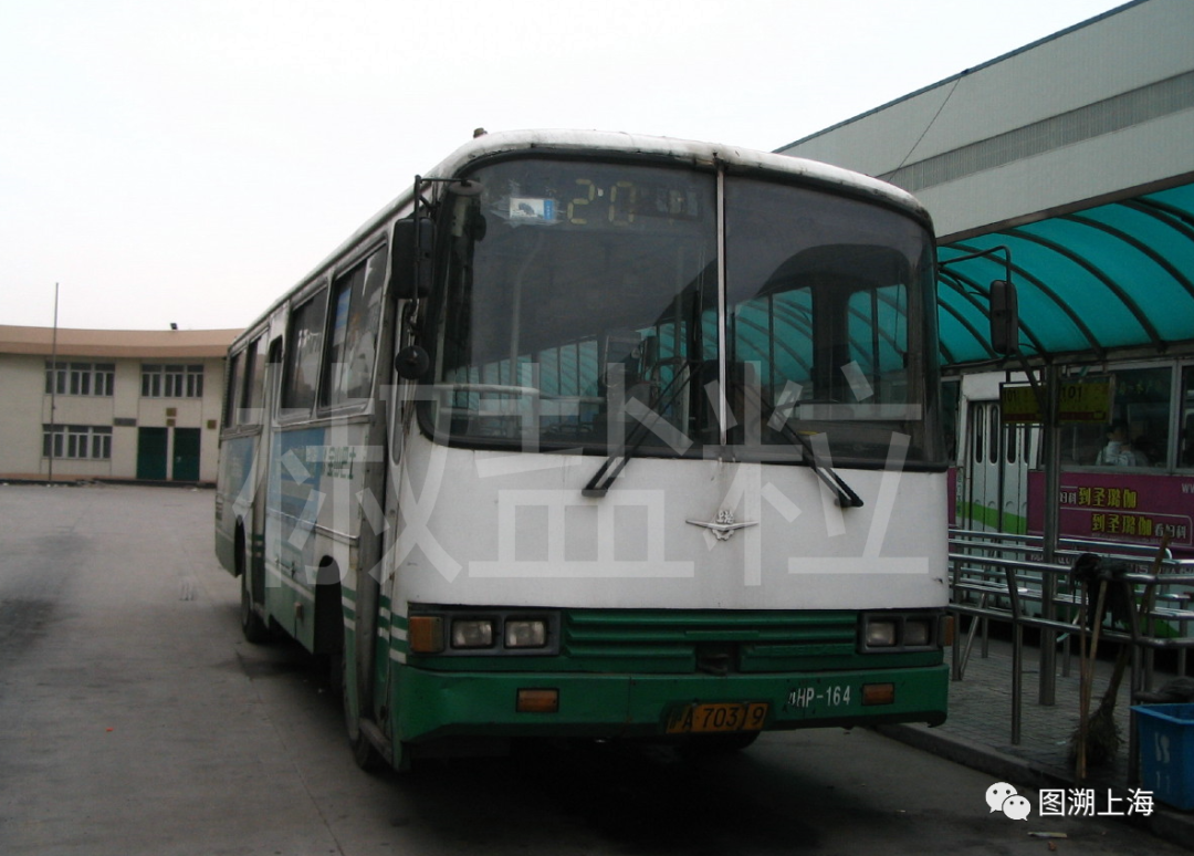 201路SK6104HP型公共汽车，同济路（Aizome 摄）