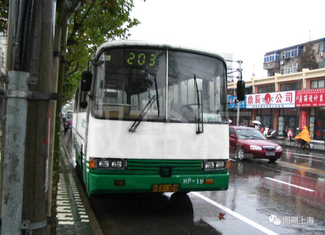 203路SK6104HP型公共汽车，水产路（Aizome 摄）