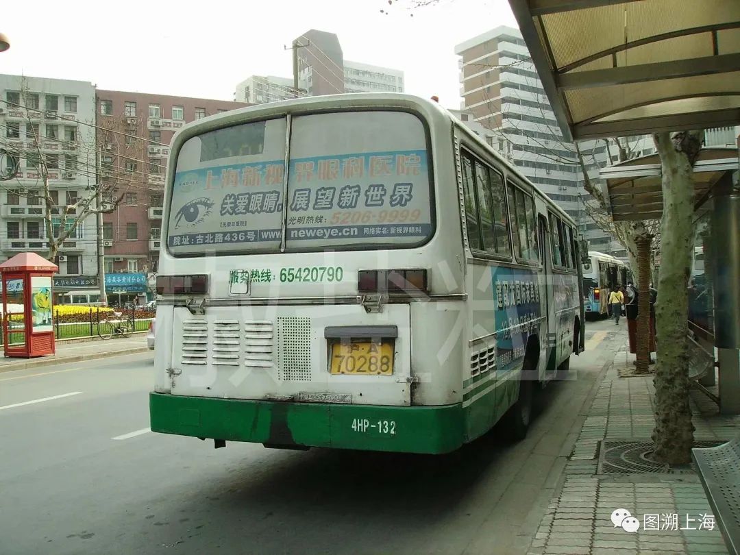 201路SK6104HP型公共汽车，威海路（贺佳伟 摄）