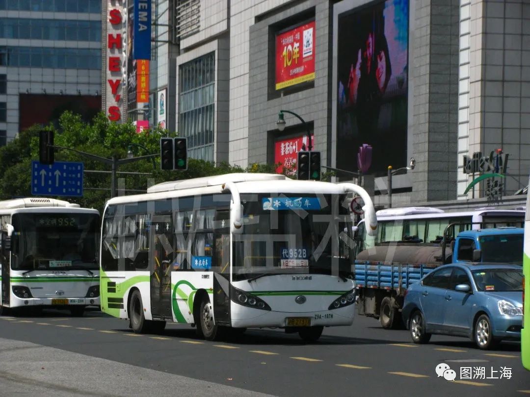 952路B线ZK6896HGA(Z9A)型客车，西藏中路（魏家钧 摄）