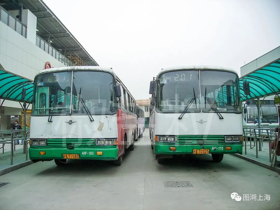 201路SK6104HP型公共汽车，同济路水产路终点站（贺佳伟 摄）