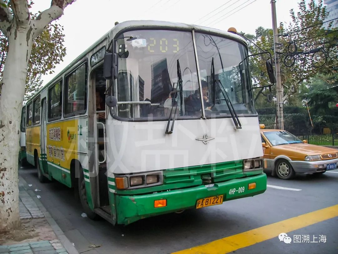 203路SK6104HP型公共汽车，威海路（贺佳伟 摄）