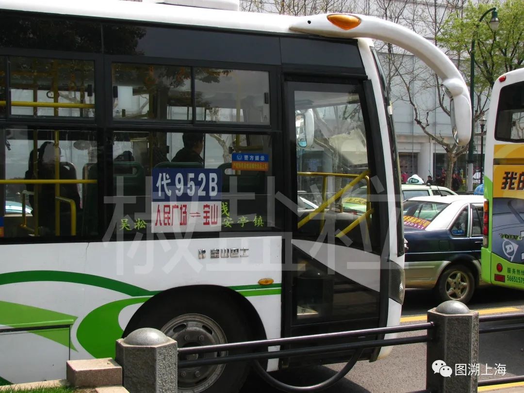952路B线（淞安专线代车）ZK6896HG(Z9A)型客车，西藏中路（魏家钧 摄）