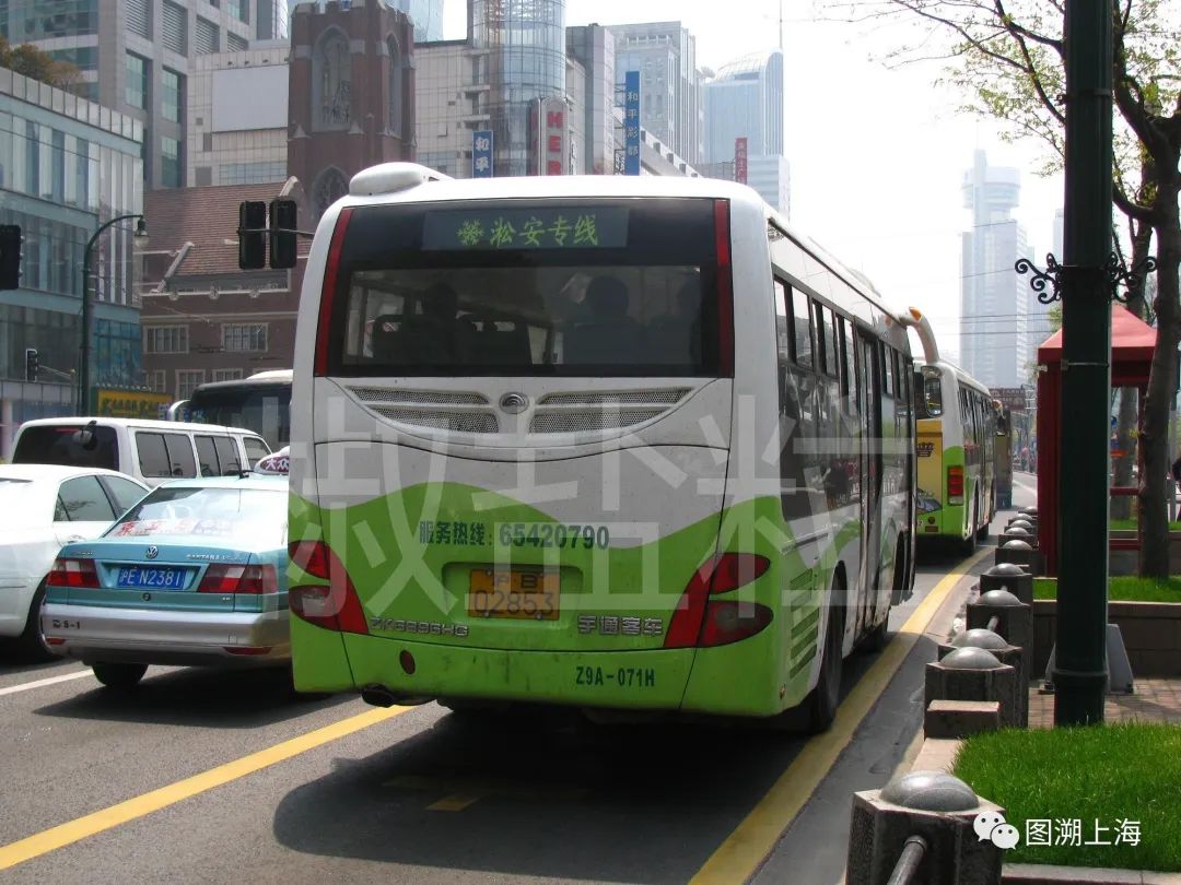 952路B线（淞安专线代车）ZK6896HG(Z9A)型客车，西藏中路（魏家钧 摄）