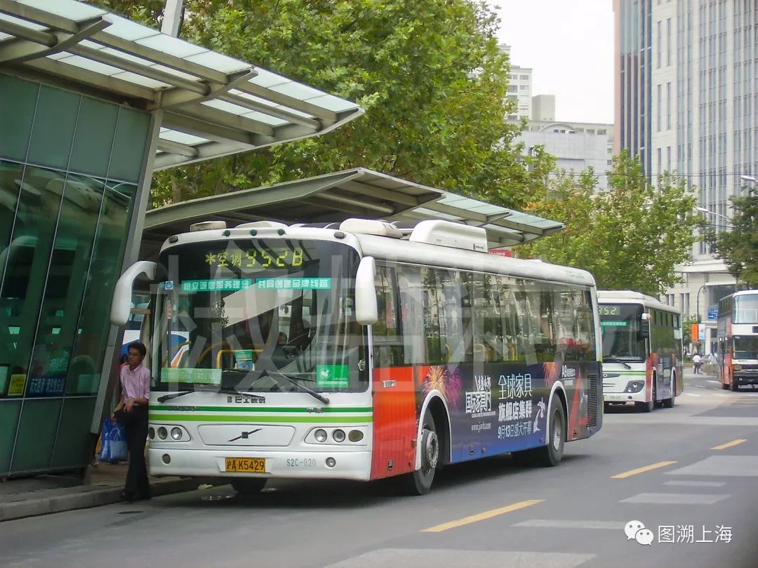 952路B线SWB6120KHV2-3(S2C)型客车，武胜路（贺佳伟 摄）