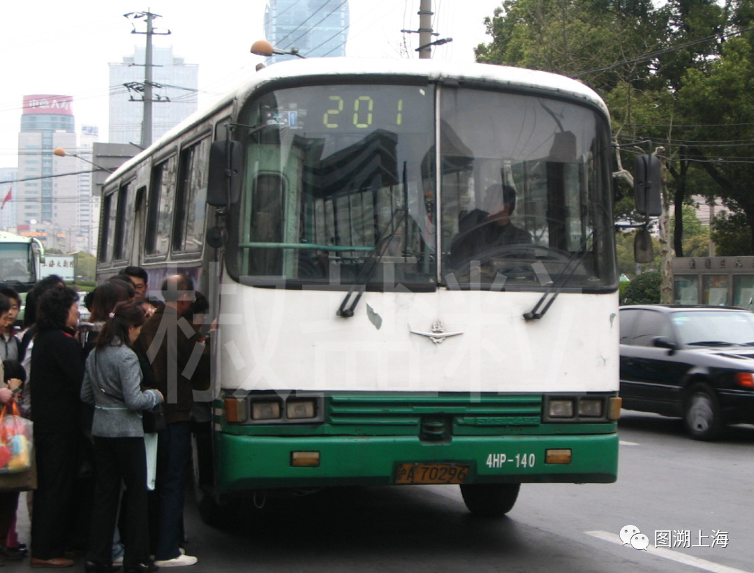 201路SK6104HP型公共汽车，威海路（Aizome 摄）