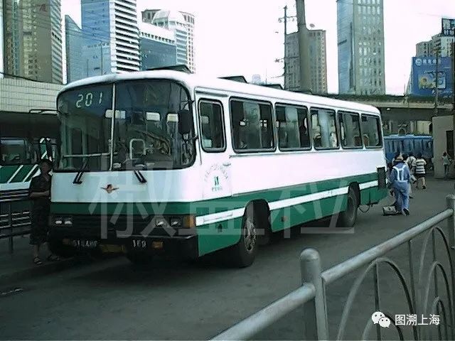 201路SK6104HP型公共汽车，武胜路（朱达艺 摄）