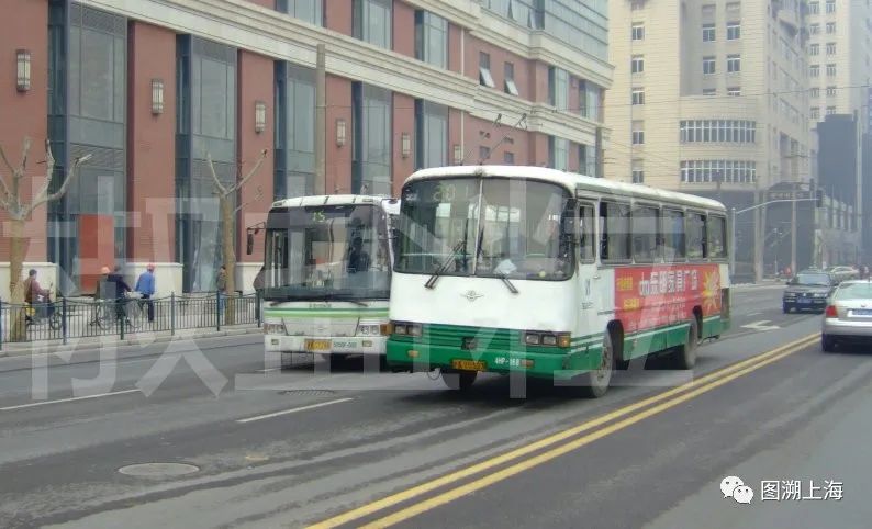 201路SK6104HP型公共汽车，北京西路（朱达艺 摄）