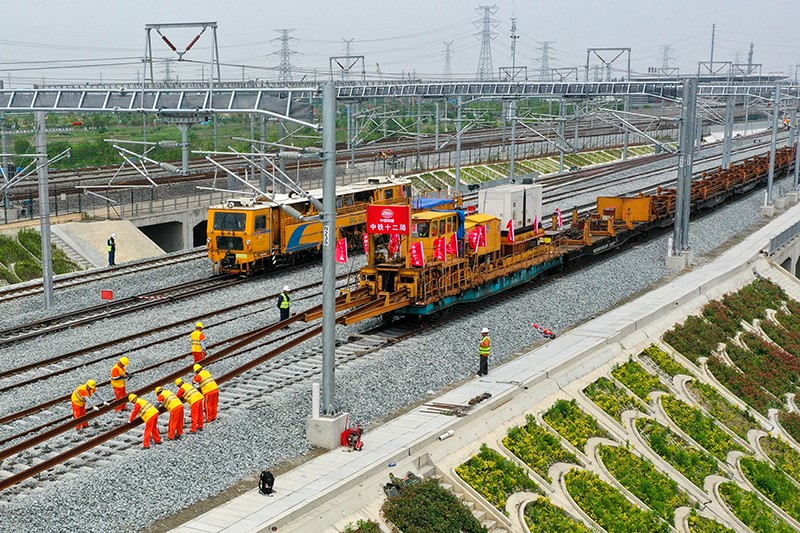 5月20日，滬寧沿江高鐵太倉站施工現場，工程人員正在作業。 新華社 圖