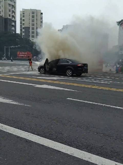 老款长安福特蒙迪欧致胜，当街冒烟起火，这确实可以换新车了……