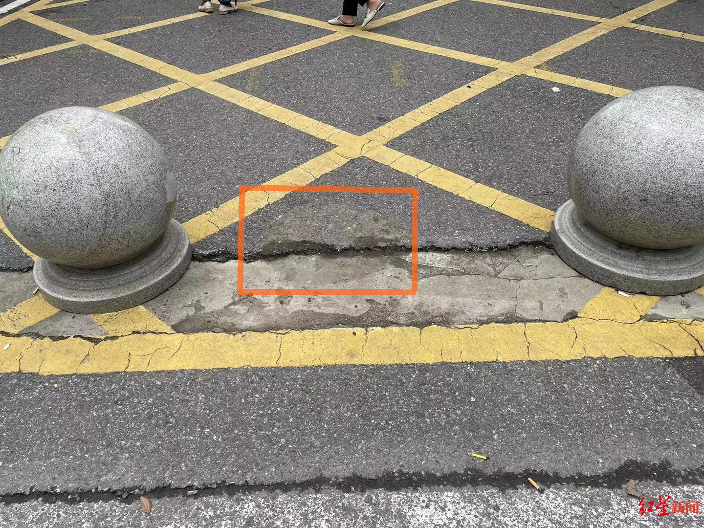 ↑涉事学校门口石墩有明显挪动痕迹(橙色框内位置)