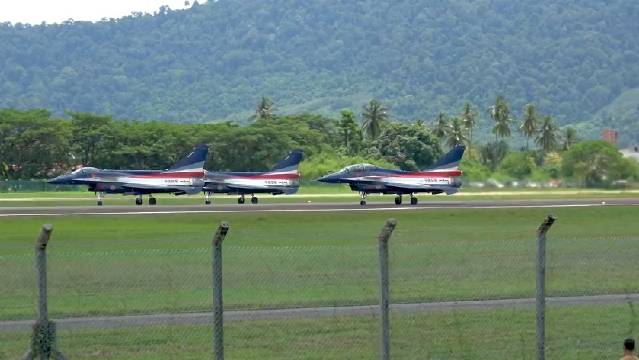 中国人民解放军空军八一飞行表演队……