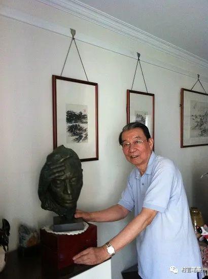 2012年傅敏在北京的家中与傅雷青铜头像 顾村言 图