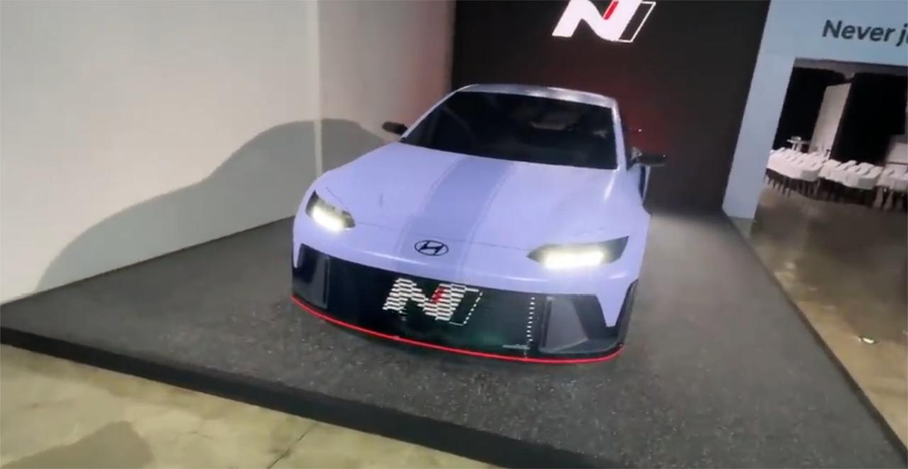 四轮驱动的电动概念车，车前的logo很显眼，外形非常拉风