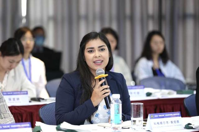 图为拉美青年代表交流发言。上海市团校供图。