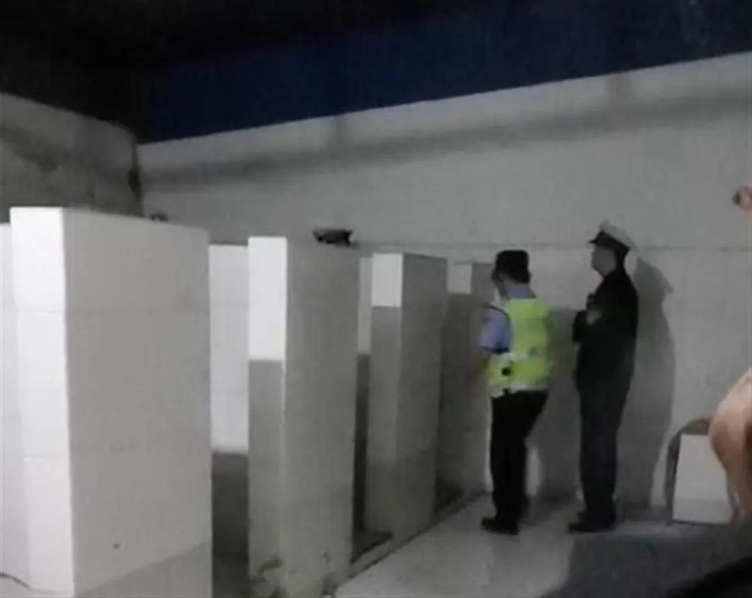 一男子在厕所被抓 (视频截图)